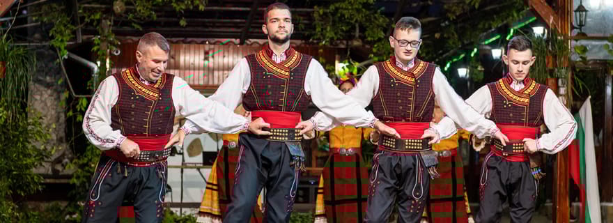 Spectacle folklorique dans un village bulgare avec dîner