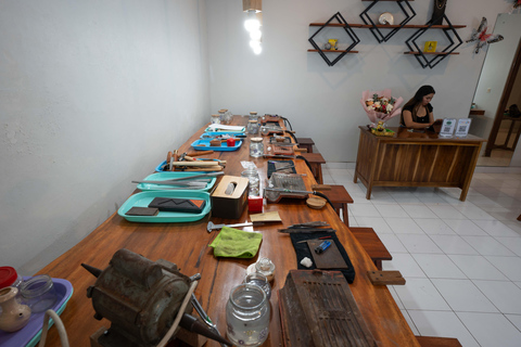 Praktisk tillverkning av silversmycken nära Ubuds apskogSilversmyckestillverkningskurs på Ubud Monkey Forest Silver