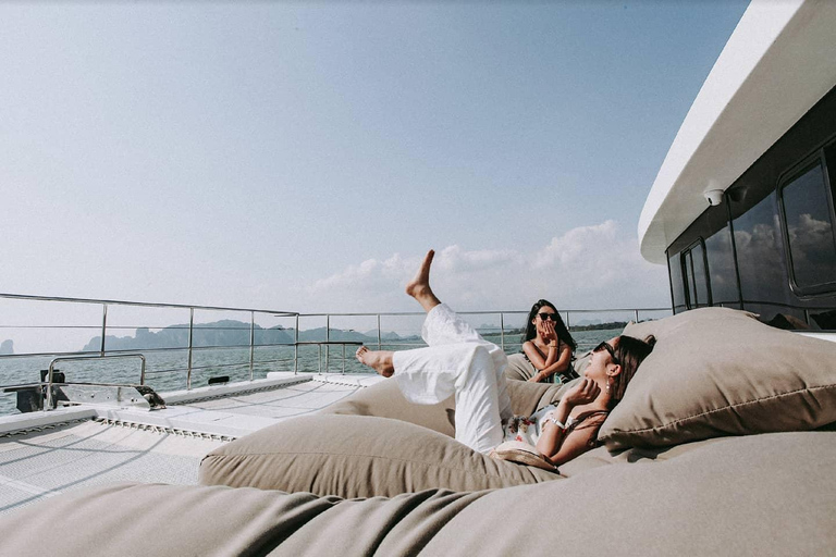 Krabi: Luxuriöse Sonnenuntergangsfahrt zu 4 Inseln mit einem Power-Katamaran