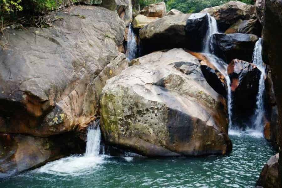 Von Nha Trang: Halbtagestour zum Ba Ho Wasserfall. Foto: GetYourGuide