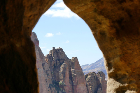 Império histórico de Axum e o impressionante Monte Gheralta.