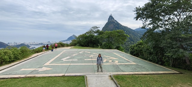 SANTA MARTA FAVELA AND DONA MARTA LOOKOUT TRAIL