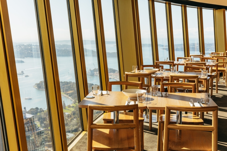 Sydney: Nieograniczona uczta Skyfeast w Sydney Tower ze stołem przy oknie