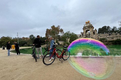 Barcelone : visite à vélo ou en vélo électrique, sites incontournables et anecdotes localesVisite privée