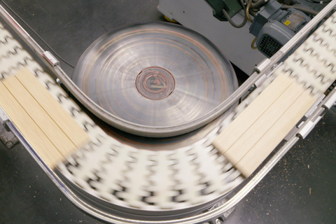 Visita pública guiada: Produção de "lápis de madeira".Visita pública guiada (alemão): Produção "Canetas de madeira"