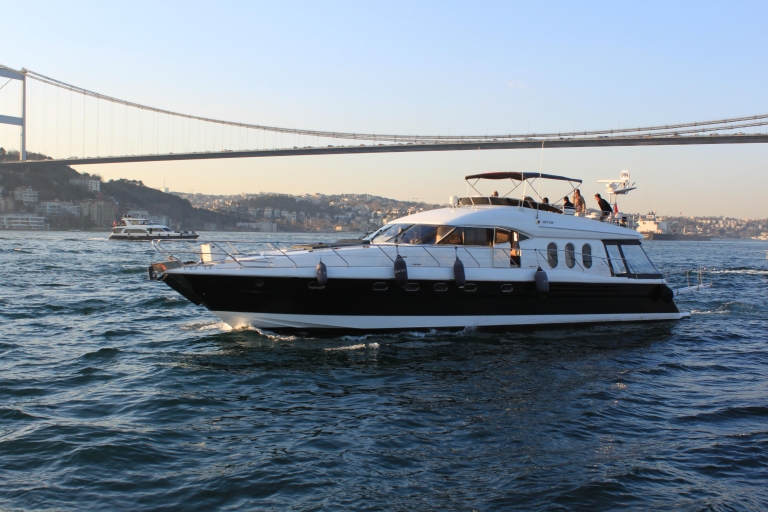 Istanbul: Private Bootsfahrt auf dem Bosporus mit SnacksIstanbul: Bosporus RIier Private Yacht-Kreuzfahrt mit Snacks