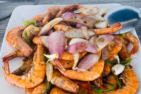 Isola di Coron: Tour di un giorno in trimarano con pranzo e snorkeling