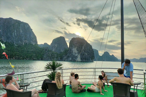 下龙湾豪华游轮一日旅行选项2：从河内老城区接客