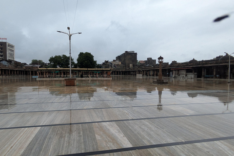 Ahmedabad: Private City Tour with Guide, Car, and Meal