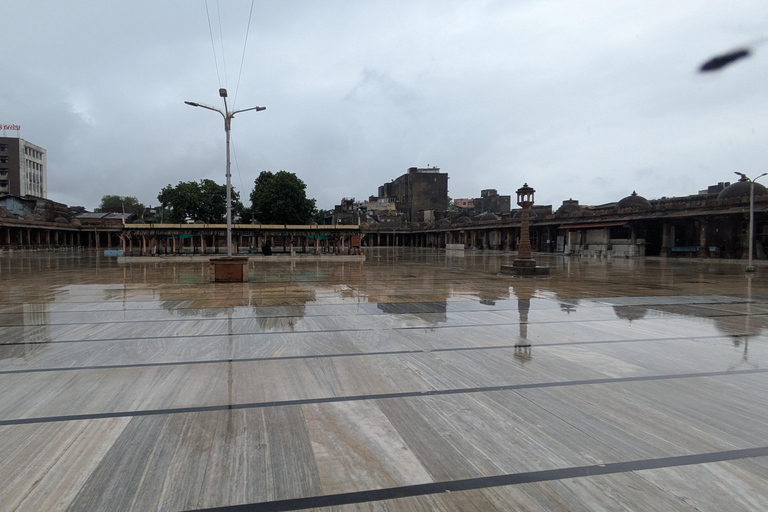 Ahmedabad: Private City Tour with Guide, Car, and Meal