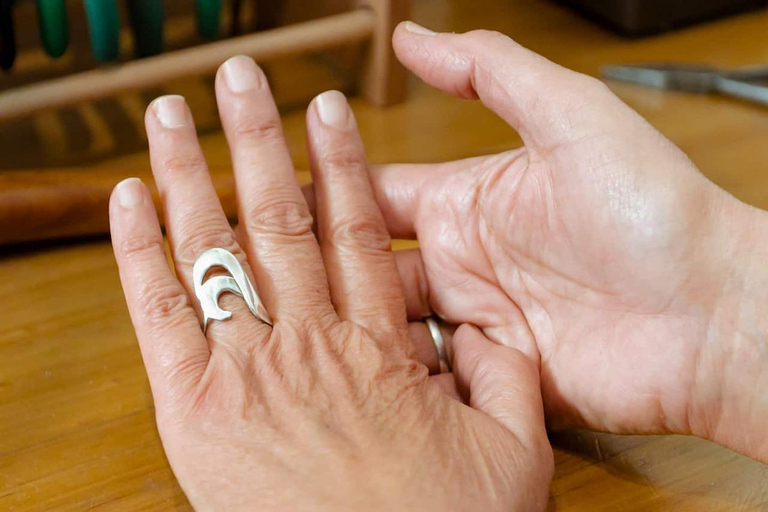 Craft your silver jewelry at an art shop in Valparaíso Create your silver jewelry in a Valparaíso art shop