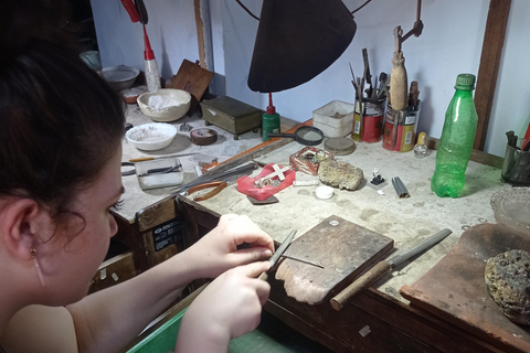 Kotagede: Doświadczenie tworzenia srebra z lokalnym złotnikiem