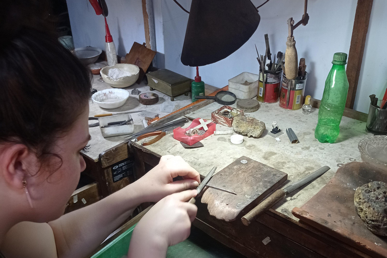 Kotagede: Doświadczenie tworzenia srebra z lokalnym złotnikiem