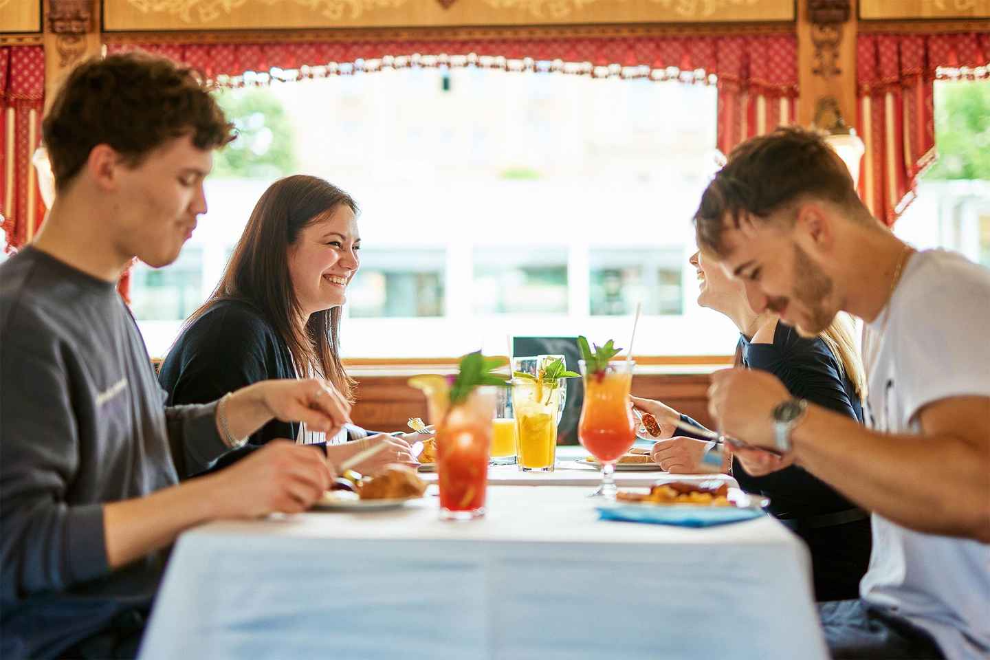 布达佩斯：夏日早午餐游船，畅享普罗塞克或美味蛋糕