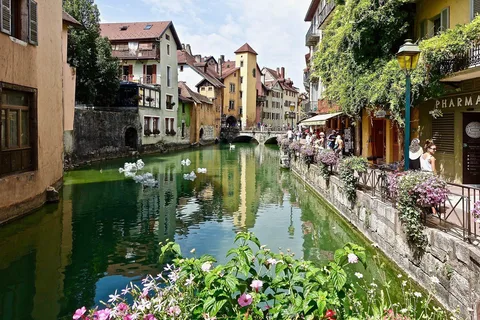 Annecy: Private Guided Tour - Discover "Venice of the Alps"