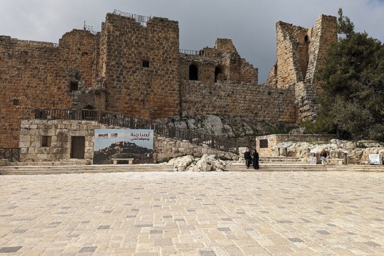 Excursión de un día a Ammán - Jerash - Ajloun y Umm QuaisAmmán-Jerash-Ajloun y Um Quais Excursión de día completo Minibús 10 pax