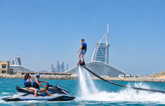 Dubai: 30 minuti di flyboard con istruttore e gelato gratis