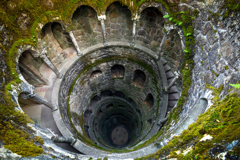 Da Lisbona: Tour del Palazzo Pena, Regaleira, Sintra e CascaisPunto di incontro a Lisbona