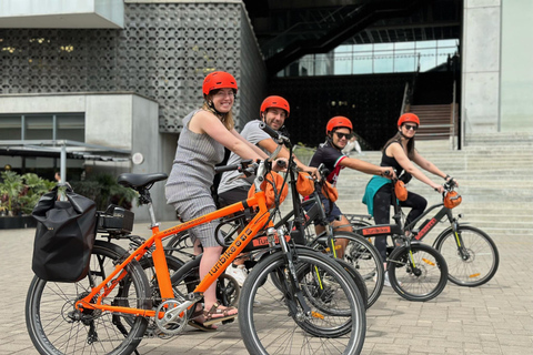 Medellín: City Tour na rowerze elektrycznym z owocami i kawą