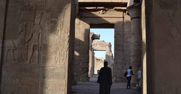 Von Luxor aus: Private Tour zu den Tempeln von Edfu und Kom Ombo mit Mittagessen
