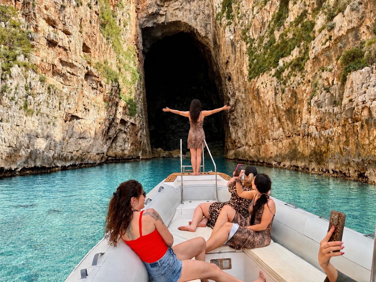 Erkunden Sie die Insel Sazan, die Haxhi-Ali-Höhle und die Halbinsel Karaburun