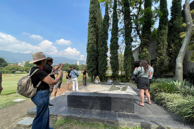 Medellin: Escobar Tour + Comuna 13 in groups