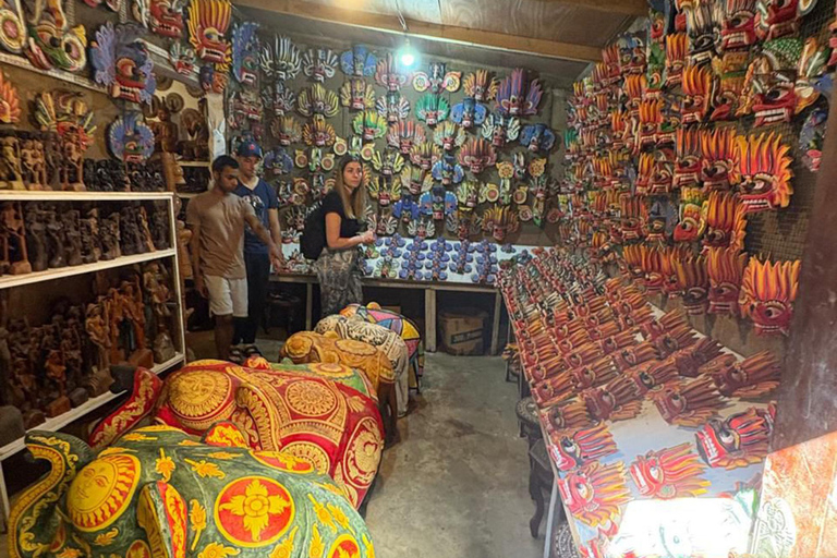 Kandy: Tuk-Tuk Tour with Market Visit and Workshop