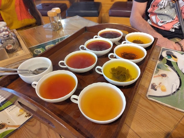 Handunugoda Tea Estate Premium theeproeverij, ophalen en afzetten
