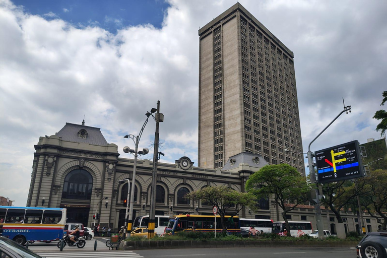 Medellín: Tour guiado a pie con paradas gastronómicas