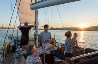 Lissabon: Klassische Segelboot-Tour bei Sonnenuntergang mit Wein und Tapas