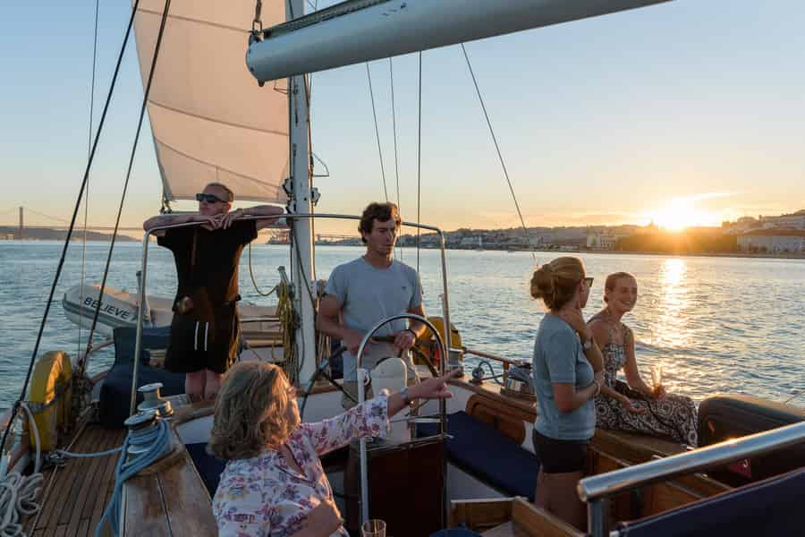 Lissabon: Klassische Segelboot-Tour bei Sonnenuntergang mit Wein und Tapas. Foto: GetYourGuide Lissabon: Klassische Segelboot-Tour bei Sonnenuntergang mit Wein und Tapas. Foto: GetYourGuide