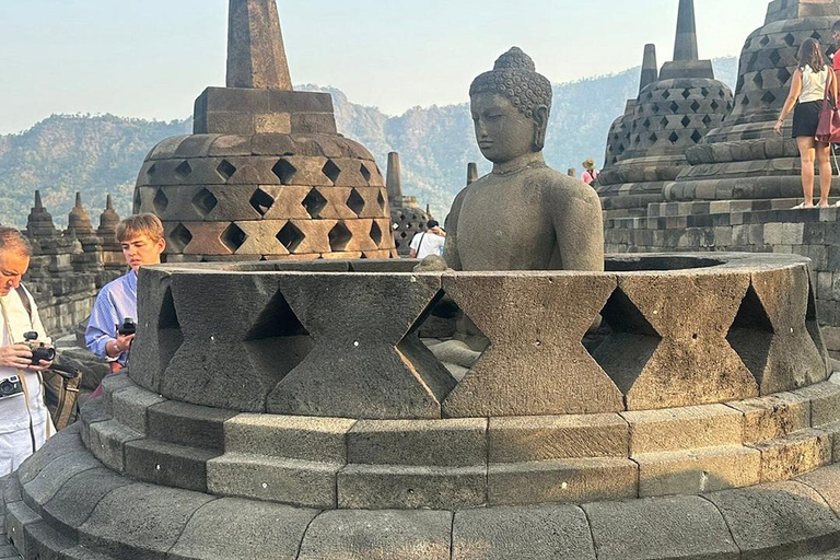 Borobudur durante uno scalo: tour di 6 ore dall'aeroporto YIABorobudur: visita di mezza giornata con salita sul tempio!