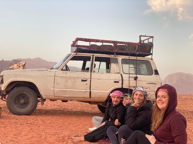Wadi Rum: jeeptour en 1 overnachting in een hostel met ontbijt