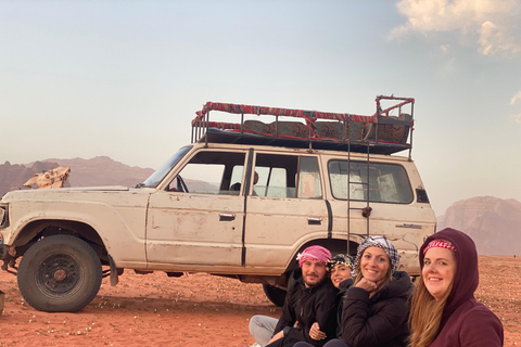 Wadi Rum: Jeep Tour & 1-Night Hostel Stay with Breakfast