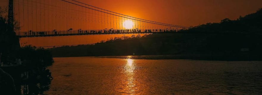 Rues sacrées sous les étoiles : visite nocturne de Rishikesh