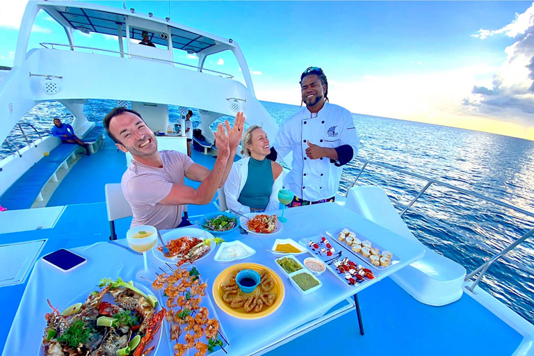 Punta Cana: Private Sunset Dinner Cruise