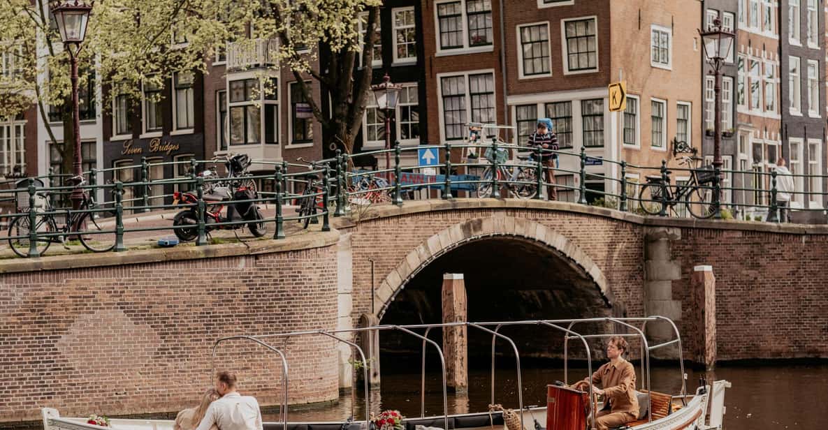 Afbeelding 3 van Amsterdam: Privé romantische grachtenrondvaart met prosecco/hapjes