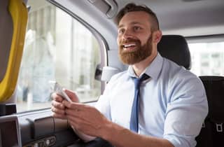 Edinburgh: XL Privater Flughafentransfer XL ins Stadtzentrum