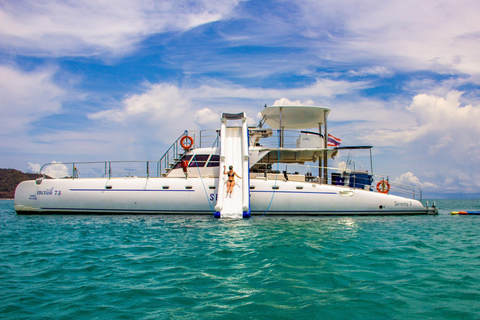 Pattaya: tour esclusivo in catamarano con pranzo a buffet e visita a 3 isolePattaya: tour esclusivo in catamarano alle 3 isole con pranzo a buffet