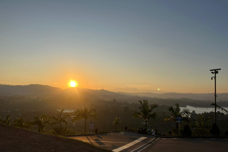 Medellín: Guatapé &amp; Piedra del Peñol Private Tour