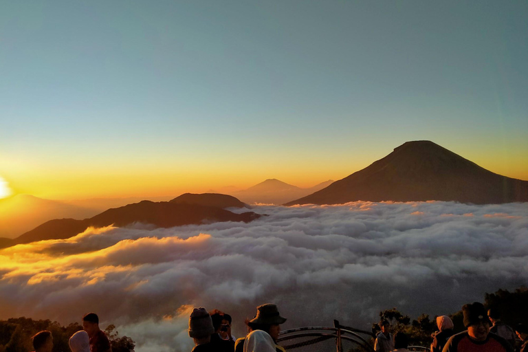 从日惹出发的日出西库尼尔山和迪恩高原之旅从日惹到日出 Sikunir 和 Dieng 高原之旅