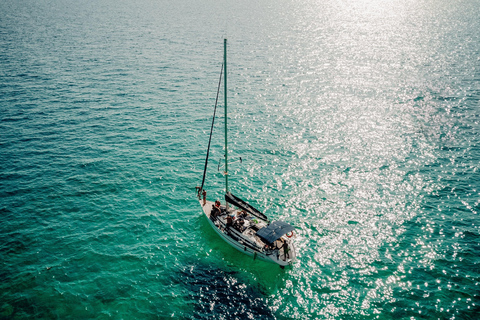 Desde can Pastilla : Paseo en velero con Comida y Bebida