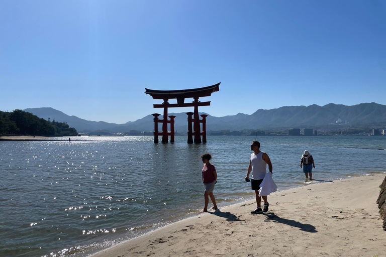 Hiroshima y Miyajima Satisfactorio Tour Privado de Gemas con Local 7h