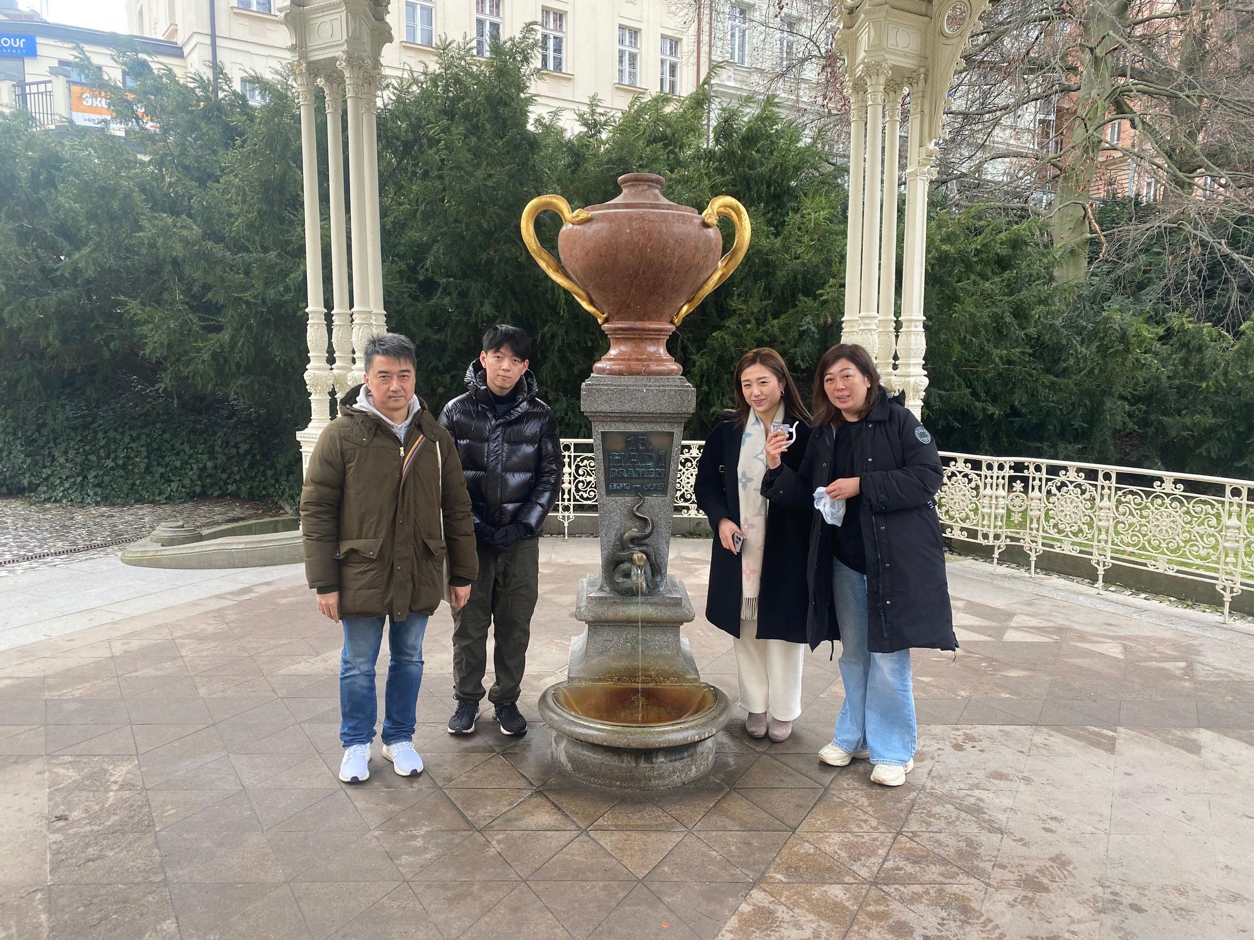 Karlovy Vary (Karlsbad): Verkostung und Rundgang durch die heißen Mineralquellen
