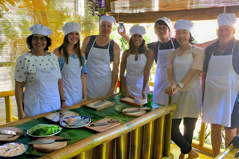 Hoi An: Mand Boot & Kookles TourHoi An: Rondvaart met mandjes, lantaarns maken en kookles