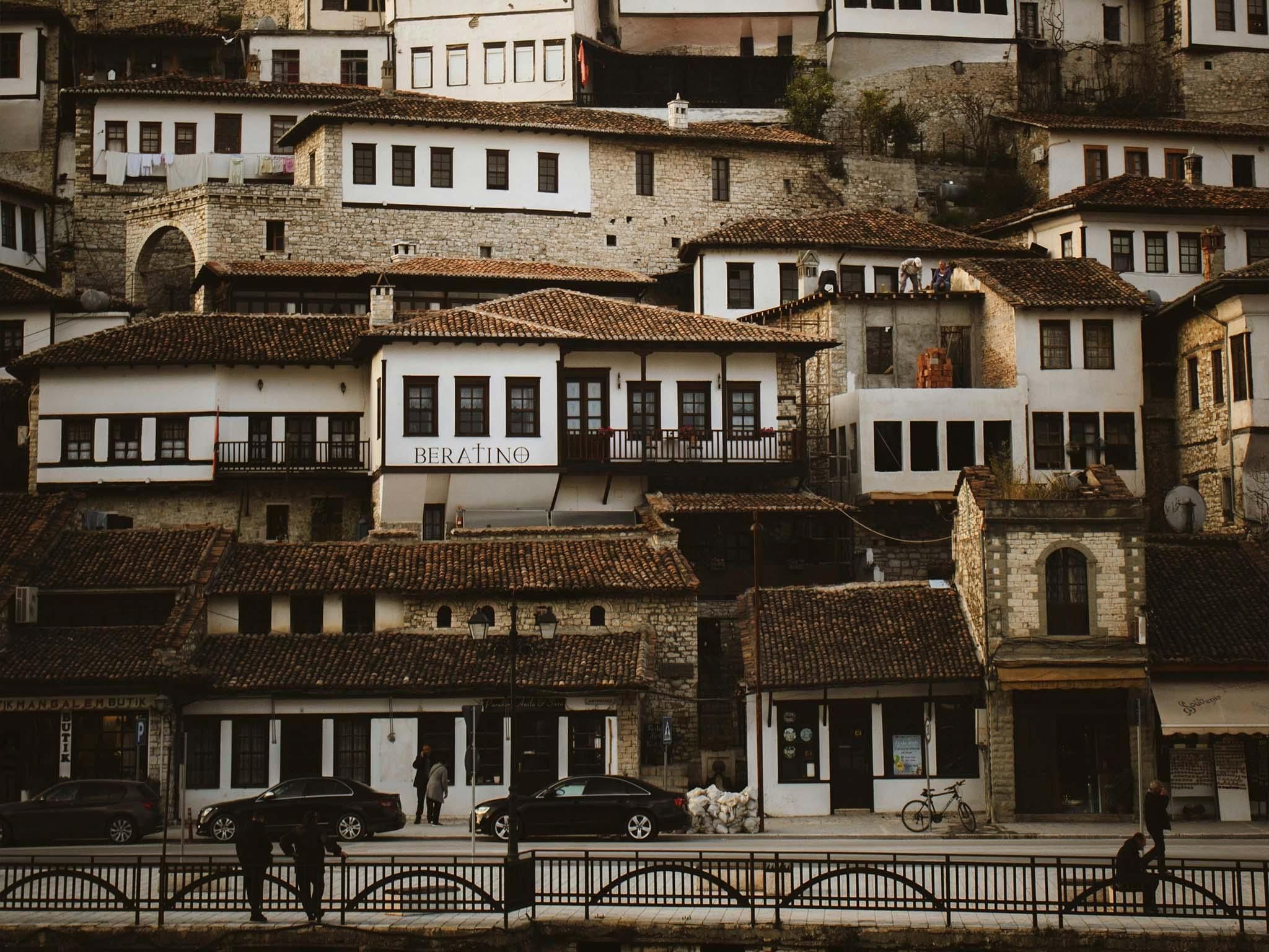Ab Durrës: UNESCO-Führung durch Berat mit lokaler Verkostung