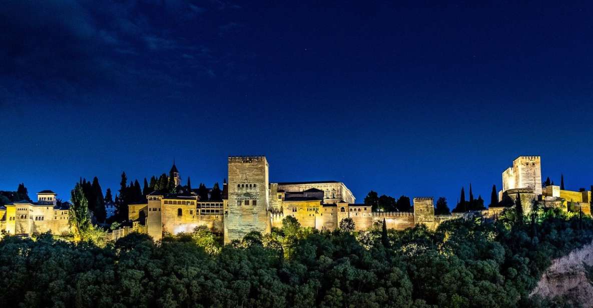 Alhambra: Palacios Nazaríes Tour nocturno guiado sin entradas