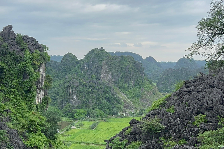 Ninh Bình: Bai Dinh, Trang An en Mua Cave dag privétourNinh Bình: Bai Dinh, Trang An en Mua Cave op de motor