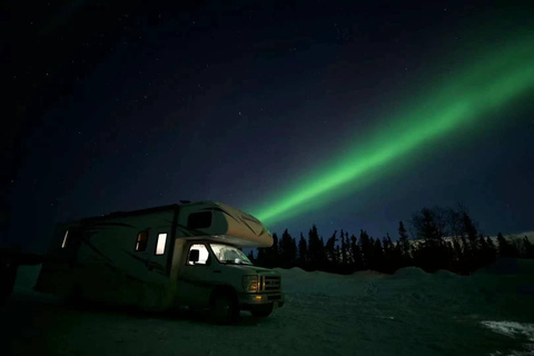 Tour en Autocaravana de Lujo a la Caza de la Aurora en Grupo Reducido y Privado