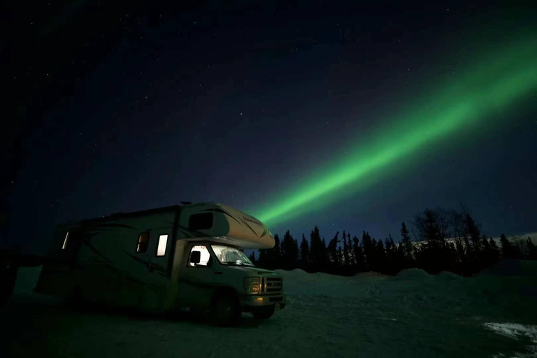 Excursão de luxo em autocaravana para perseguir a Aurora Tour em pequenos grupos e em particular